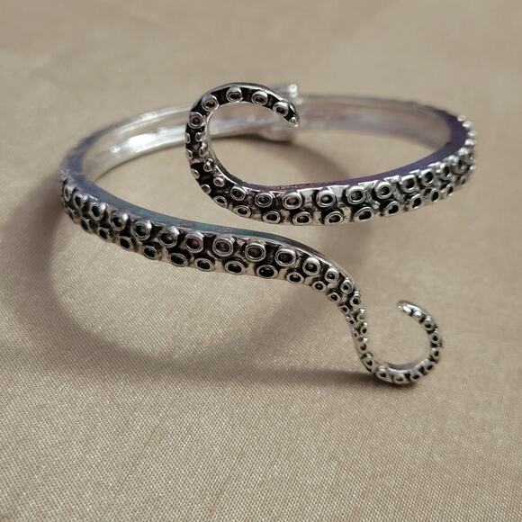Curly octopus tentacle hinge cuff bracelet - Picture 2 of 2